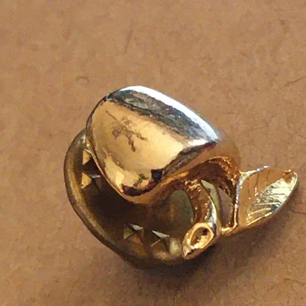 Vintage gold tone apple tac pin tie pin